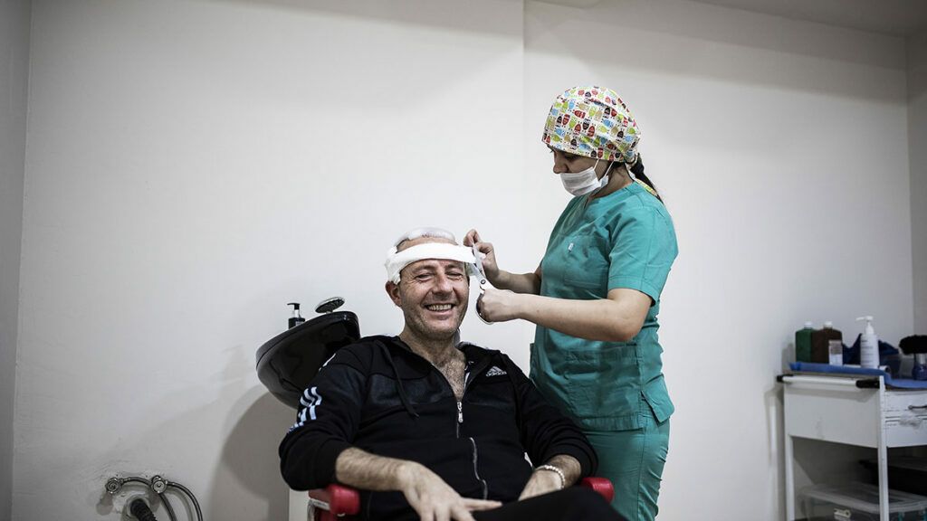 برترین کلینیک های کاشت مو در شیراز؛ مجموعه دکی یاب